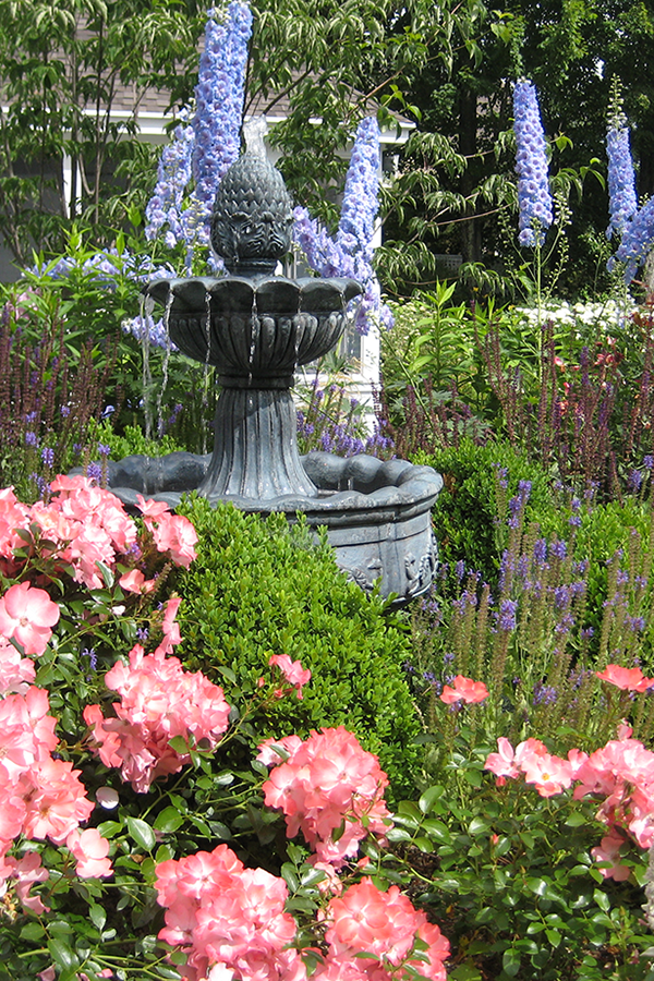 Example of a fine garden with a water fountain
