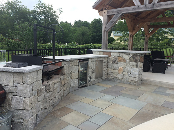 Outdoor kitchen and patio in Pelham NH