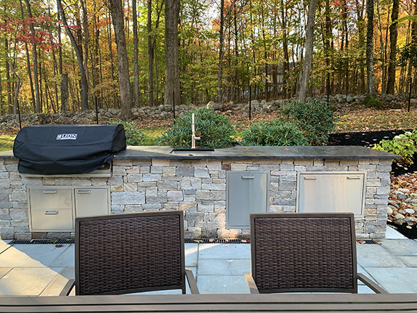 Outdoor kitchen Designed by Stone Blossom